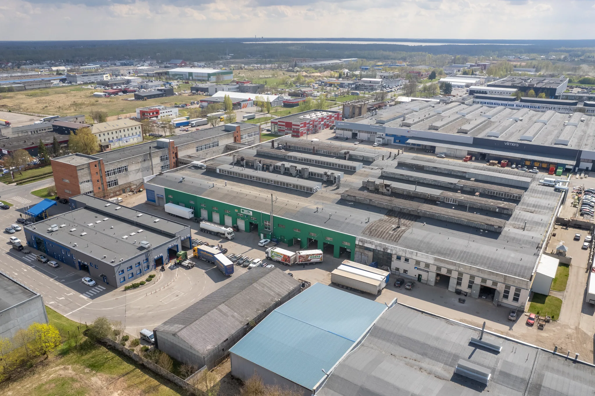 The Stella Works plant from the air: the build halls and the yard they open onto